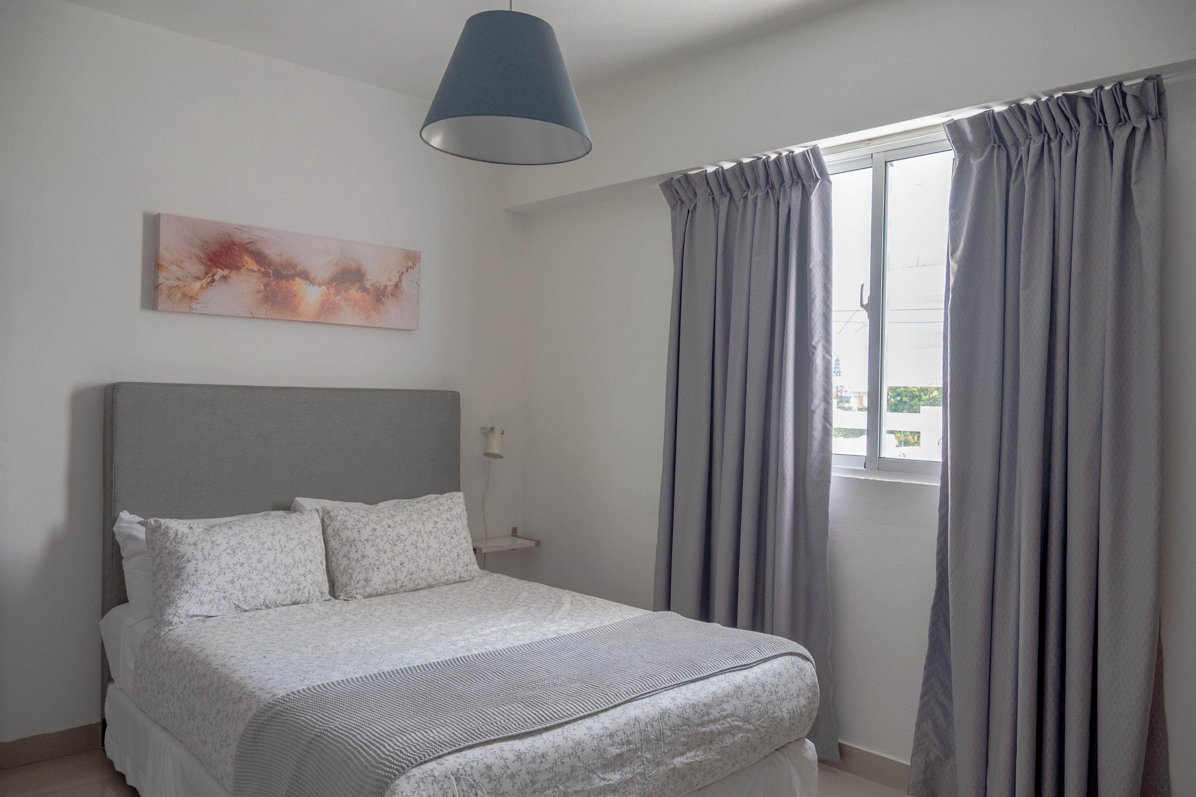 小型公寓, 阳台 | 客房内保险箱、笔记本电脑工作区、遮光窗帘、熨斗/熨衣板