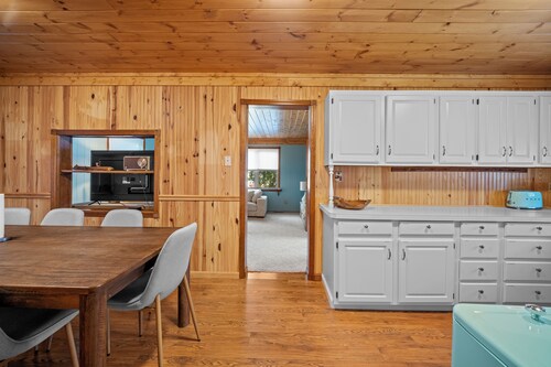 Quaint 2-bedroom cottage in Houghton Lake - quick walk to lake