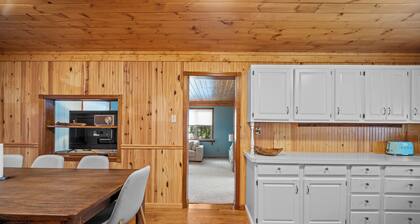 Quaint 2-bedroom cottage in Houghton Lake - quick walk to lake