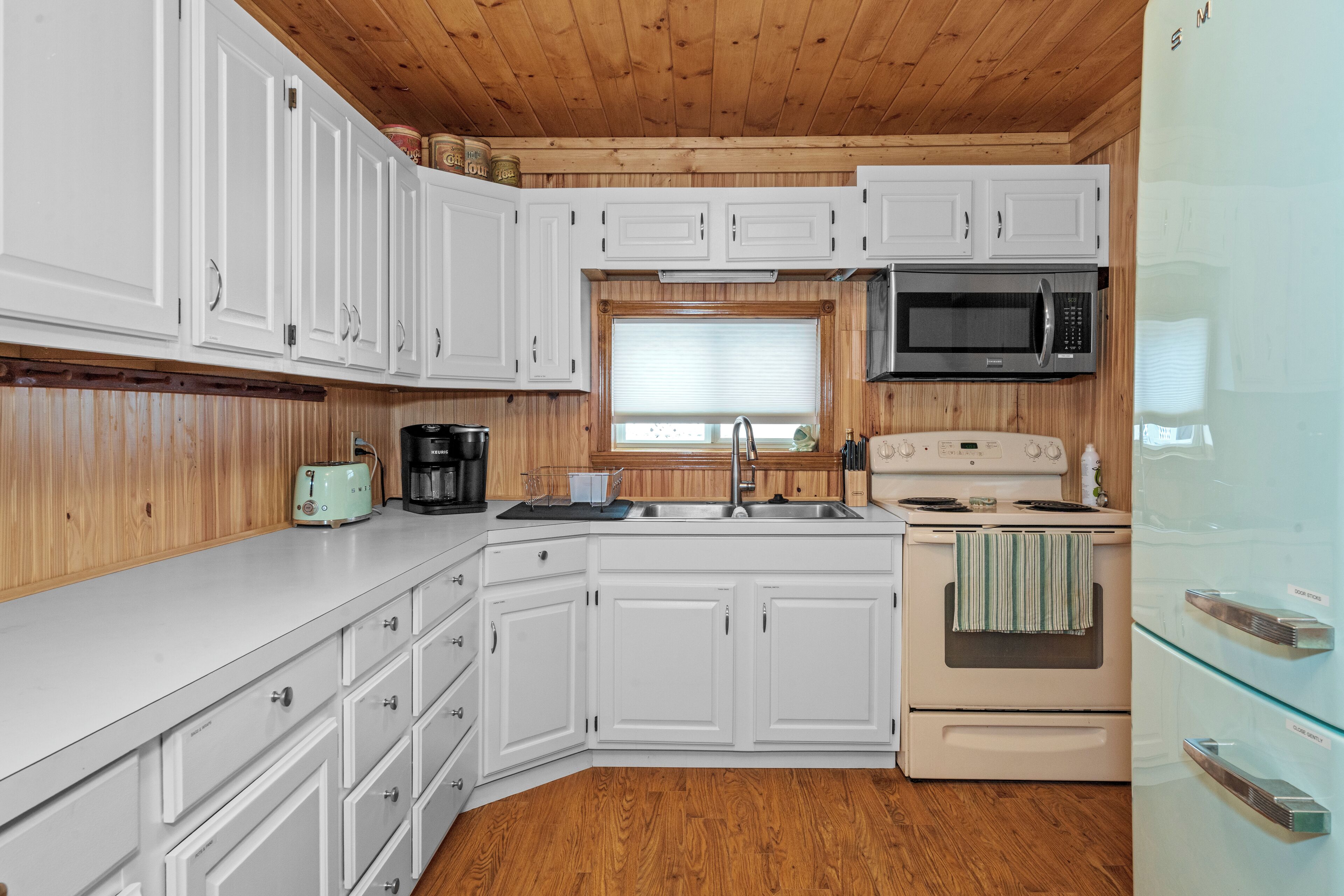 Een microgolfoven, een oven, een kookplaat