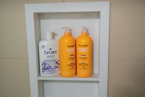 Douche, serviettes fournies, savon, papier de toilette