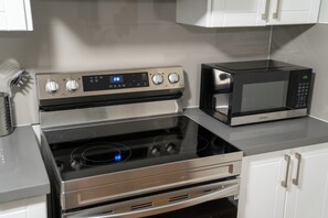 Four Ă micro-ondes, un four, surface de cuisson