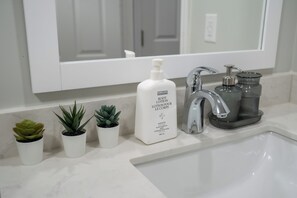 Douche, serviettes fournies, savon, papier de toilette