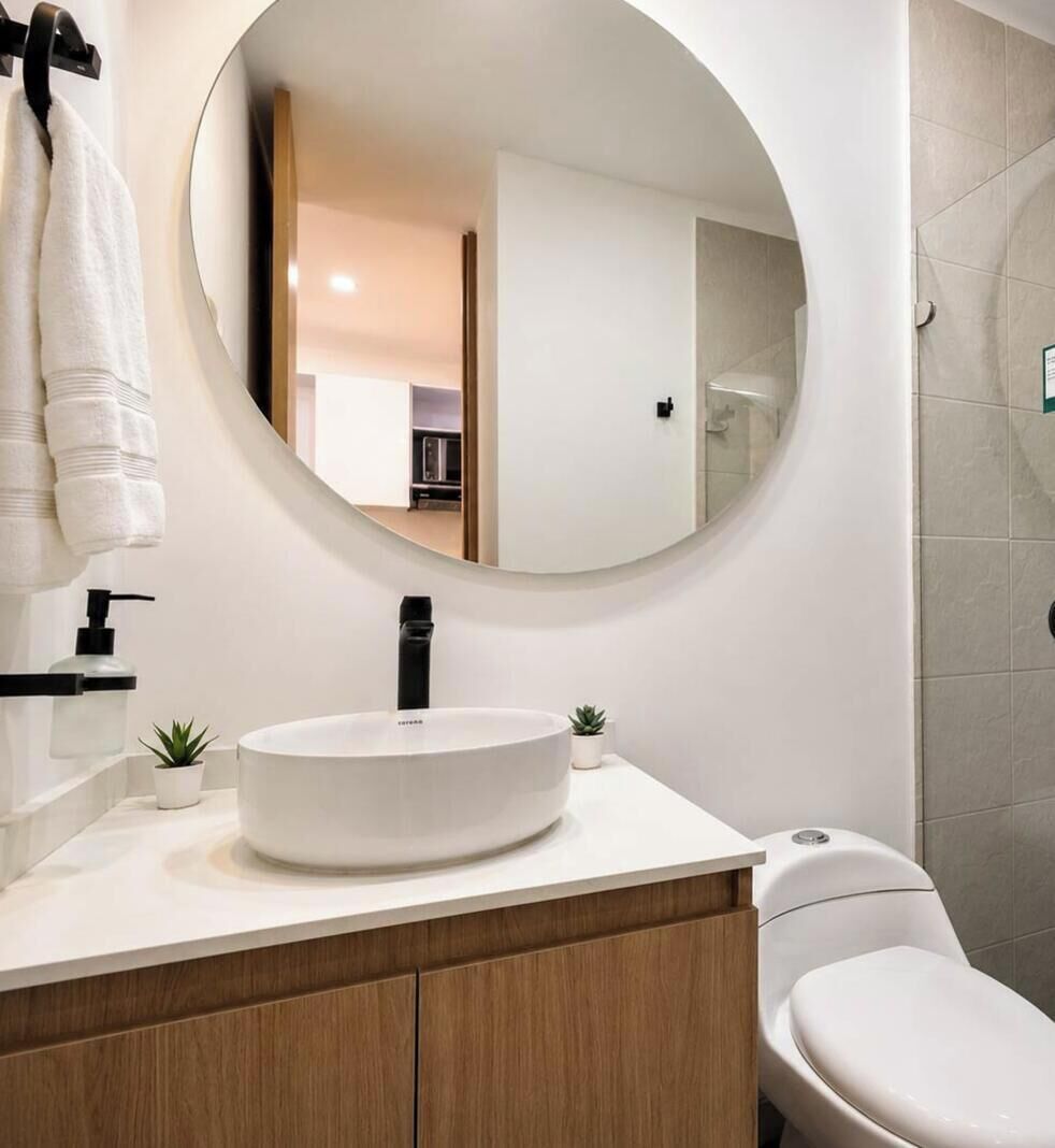 Estudio básico | Baño | Ducha, cabezal de ducha tipo lluvia, secador de pelo y toallas