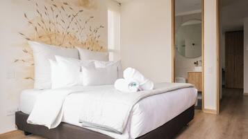 Junior Studio | In-room safe, desk, laptop workspace, blackout curtains