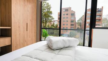 Estudio junior, 1 cama matrimonial y sofá cama, vista a la ciudad | Caja de seguridad en la habitación y cortinas blackout