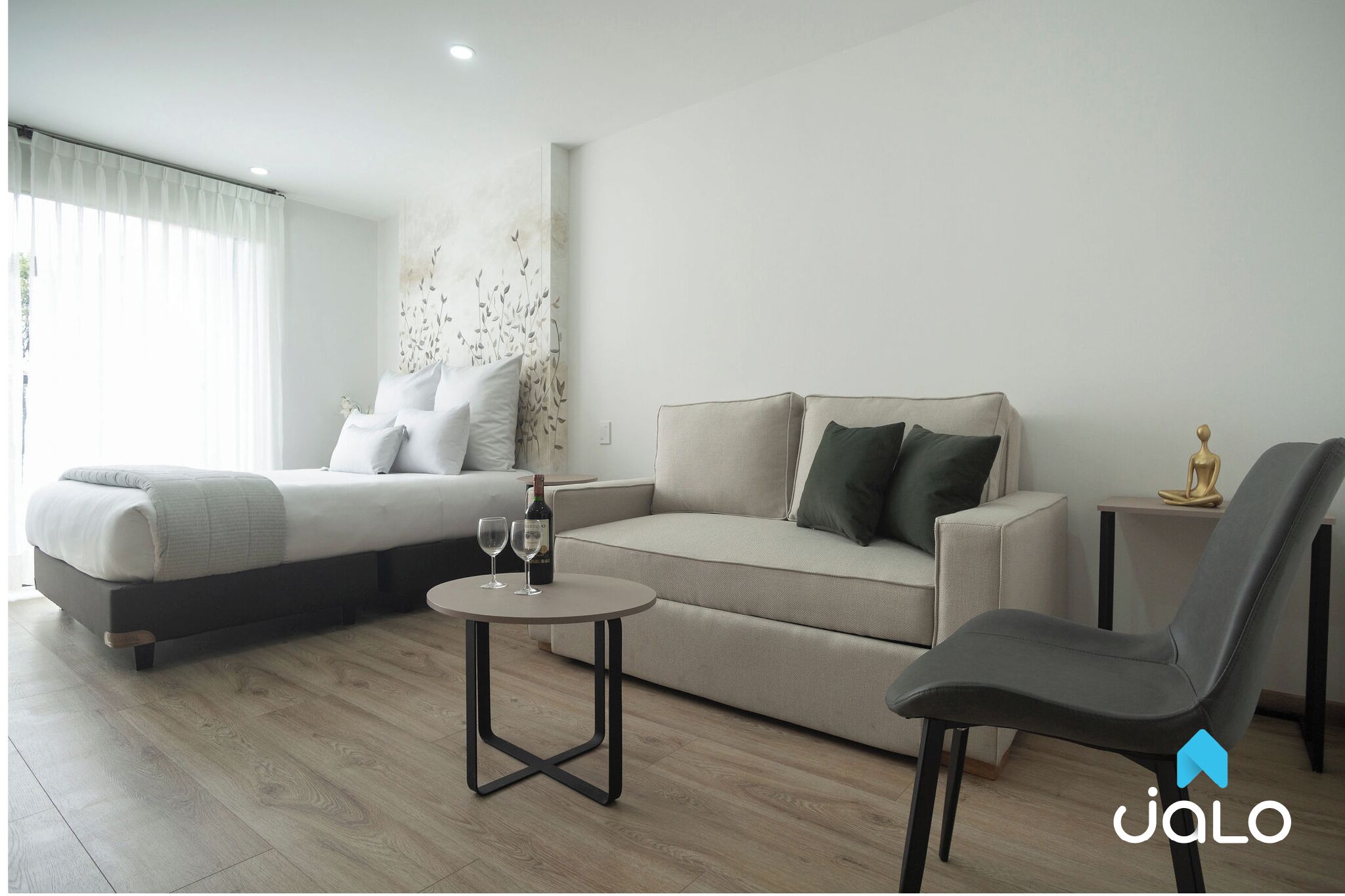 Loft superior, vistas a la ciudad | Ropa de cama de alta calidad, caja fuerte, escritorio