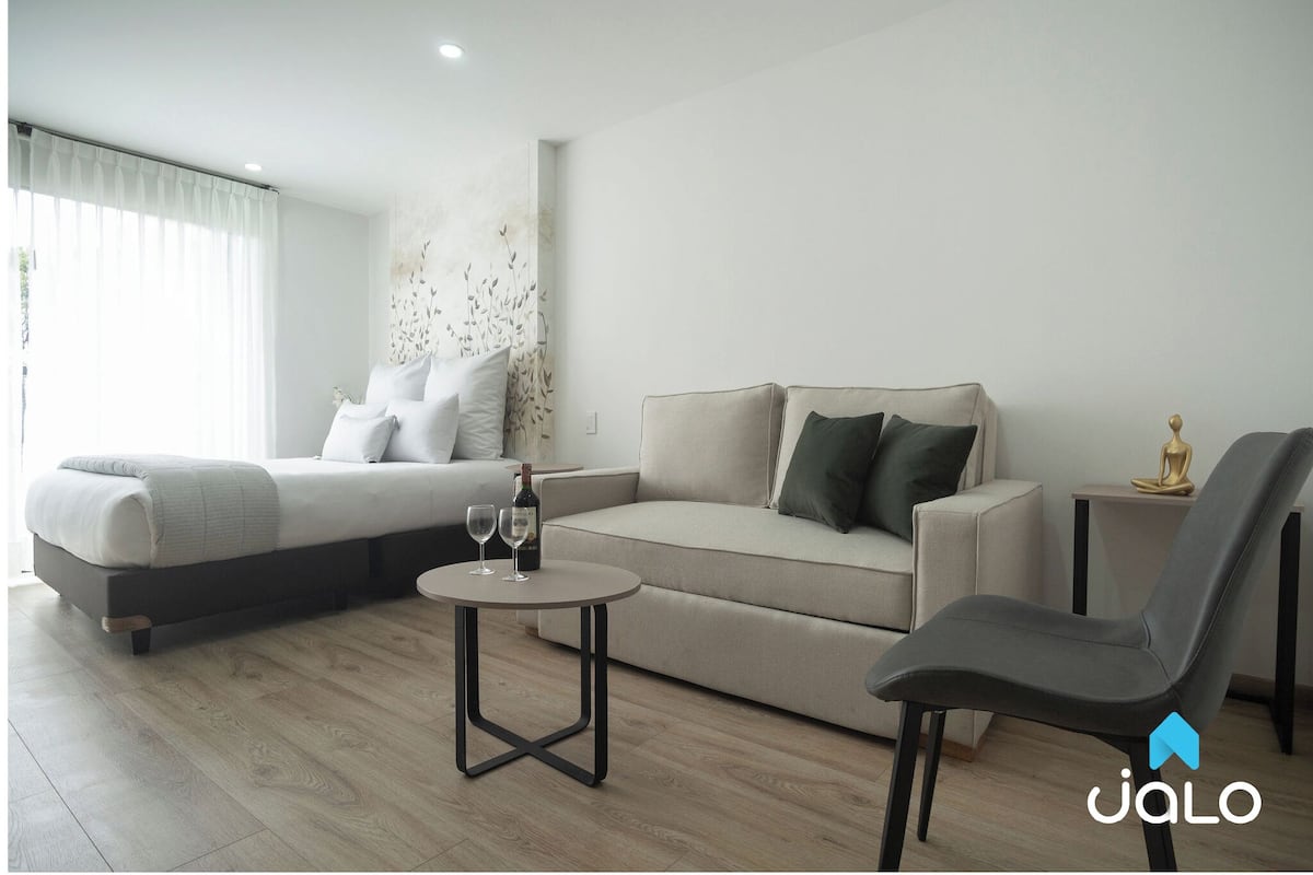 Loft superior, vistas a la ciudad | Ropa de cama de alta calidad, caja fuerte, escritorio