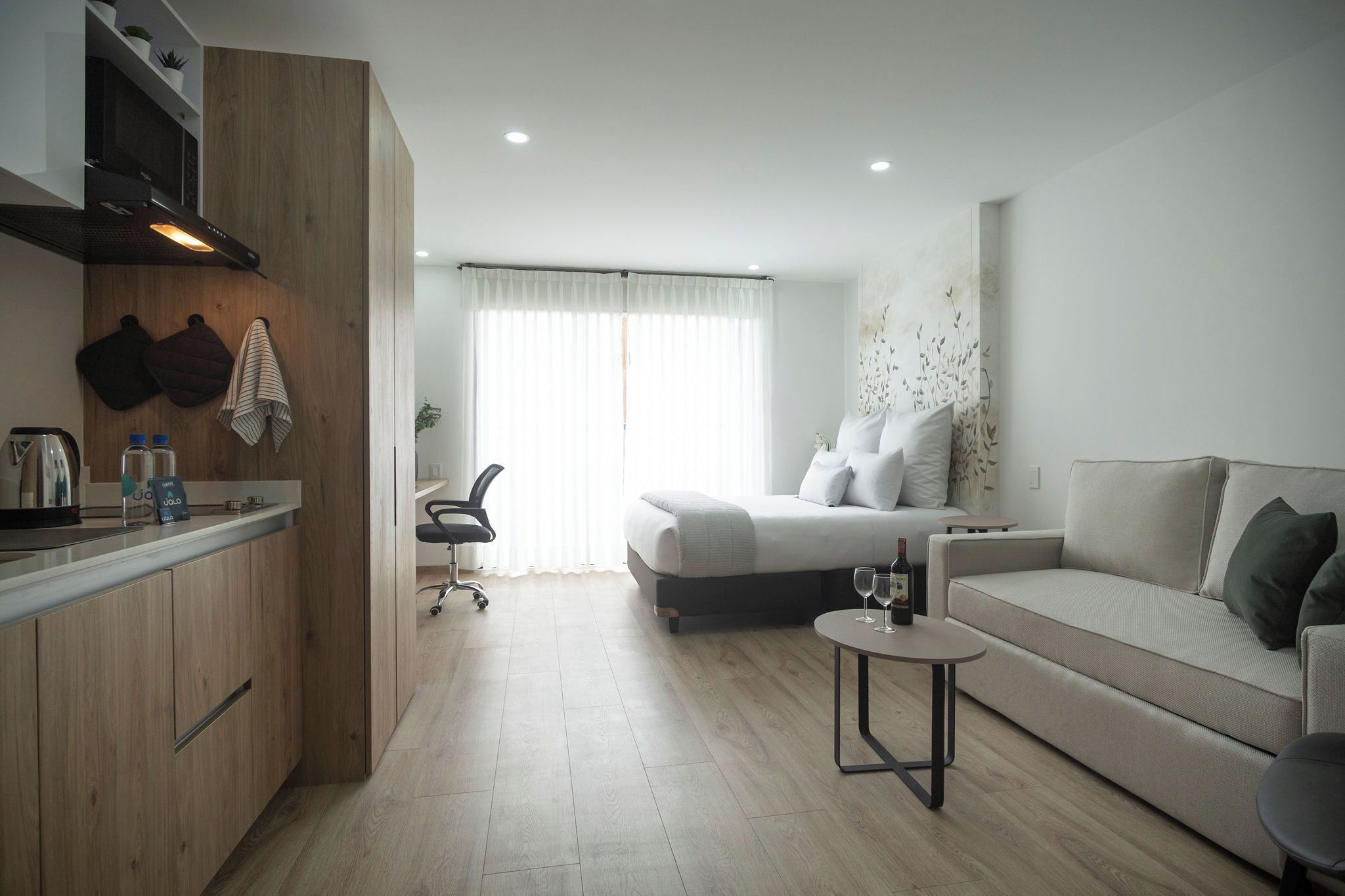 Estudio básico | Caja de seguridad en la habitación y cortinas blackout 