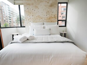 Estudio junior | Caja fuerte, cortinas opacas, tabla de planchar con plancha