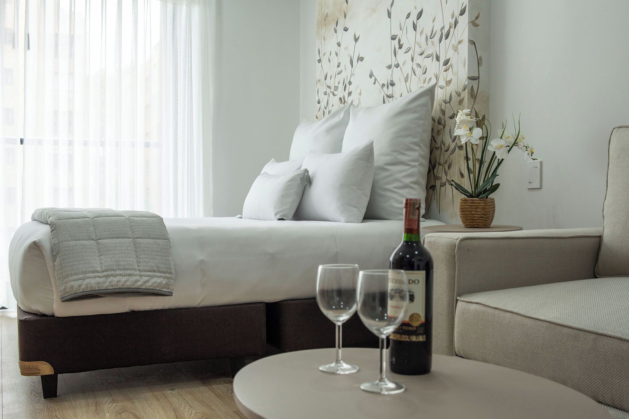 Estudio básico | Caja fuerte, cortinas opacas, tabla de planchar con plancha