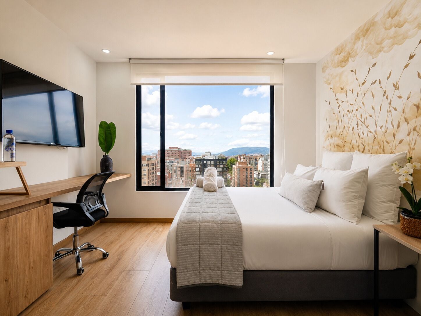 Estudio básico | Ropa de cama de alta calidad, caja fuerte, escritorio