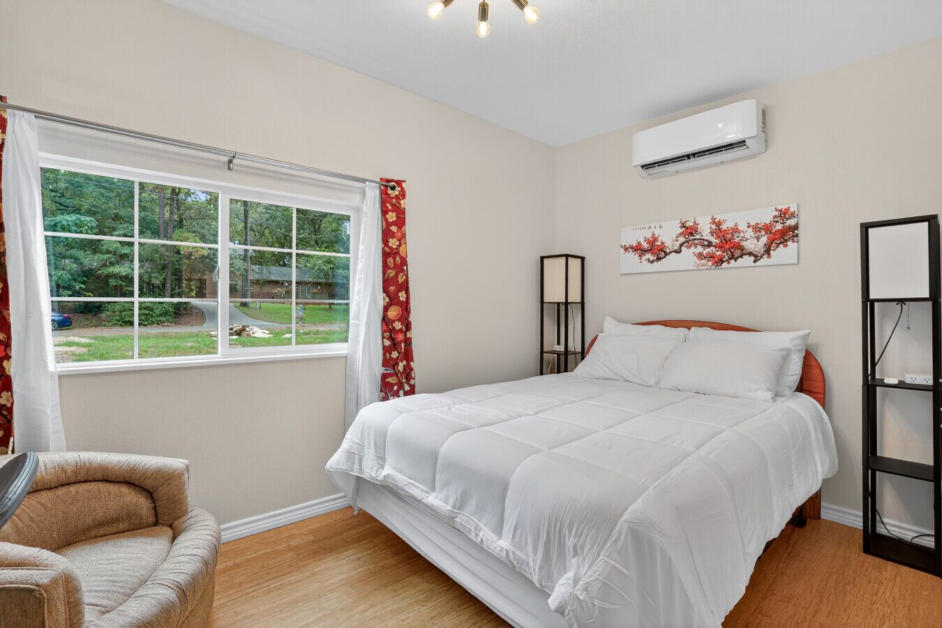 5 habitaciones, tabla de planchar con plancha, cuna de viaje y wifi 