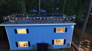 Un immeuble de deux étages doté d’un balcon et de nombreuses fenêtres.
