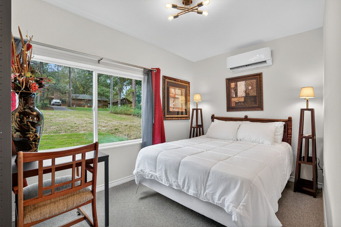 Tabla de planchar con plancha, cuna de viaje, wifi y ropa de cama