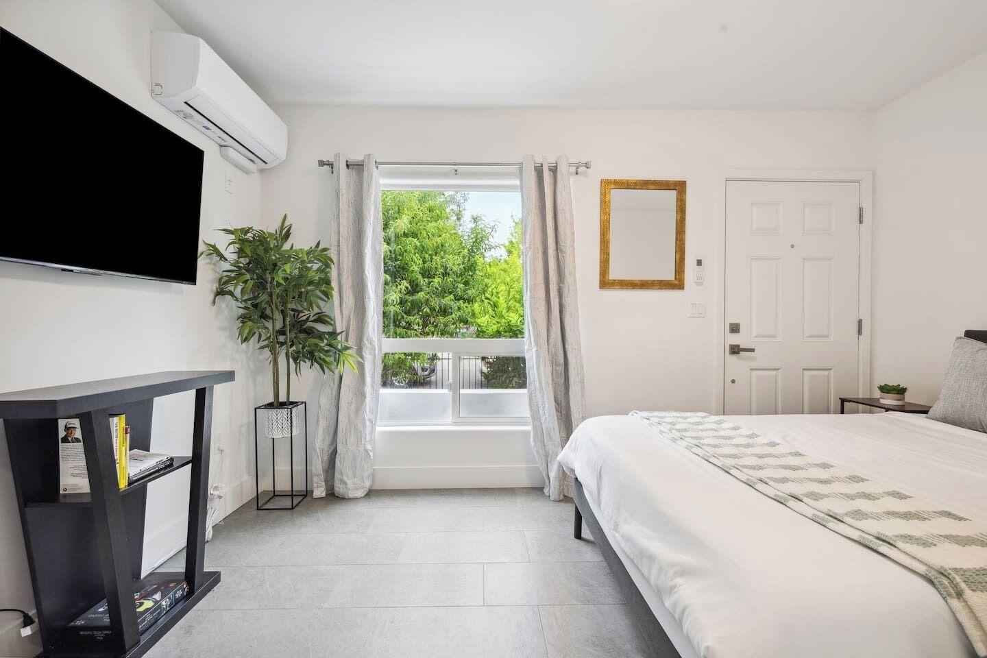 2 chambres, bureau, fer et planche à repasser, lit de bébé portatif