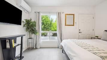 2 camere, una scrivania, ferro/asse da stiro, culla da viaggio