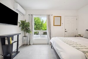 2 chambres, bureau, fer et planche à repasser, lit de bébé portatif