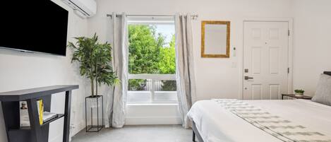 2 slaapkamers, een bureau, een strijkplank/strijkijzer, reisbedje