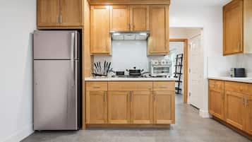 Refrigerador, parrilla de estufa, lavavajillas y cafetera y tetera