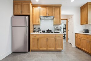 Fridge, stovetop, dishwasher, coffee/tea maker