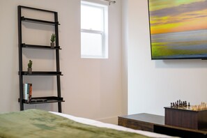 2 عدّة غرف نوم ومكتب ومكواة/لوح كي وسرير سفر