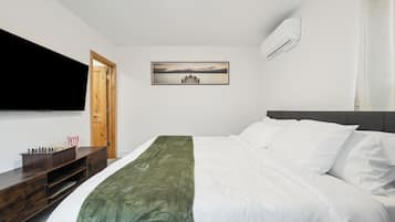 2 bedrooms, desk, iron/ironing board, travel crib
