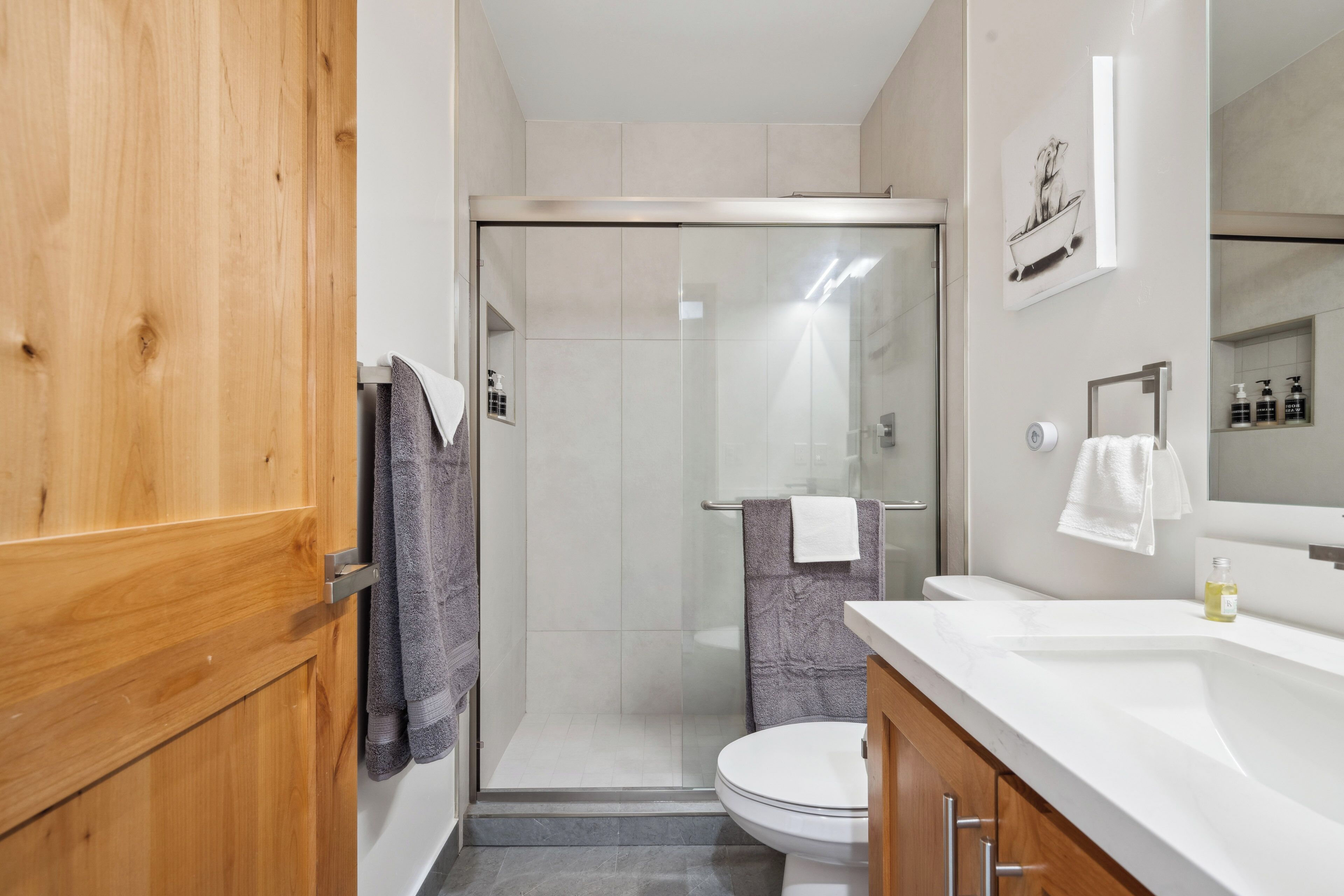 Douche, sèche-cheveux, serviettes fournies, savon