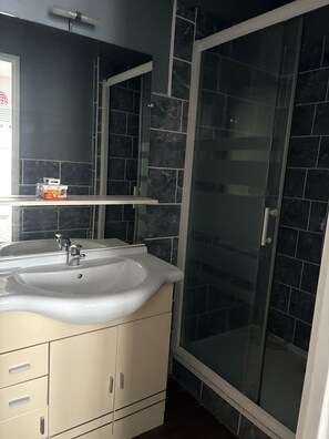 Shower, towels, toilet paper