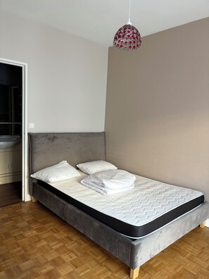 1 bedroom, bed sheets