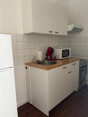 Fridge, microwave, stovetop, coffee/tea maker