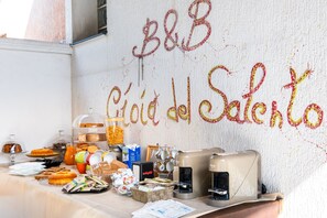 Un buffet de petit-déjeuner proposant une variété d’aliments et un coin café.