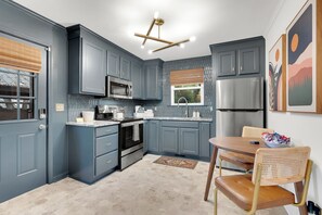 ثلاجة، ميكروويف، فرن، موقد طهي مسطح