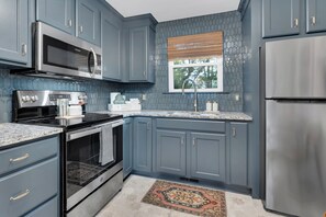 ثلاجة، ميكروويف، فرن، موقد طهي مسطح