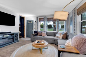 Smart TV, fireplace, stereo - Fully Remodeled & Absolutely Charming 50's Bungalow in the Heart of Franklin TN! (Franklin)