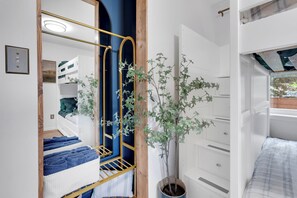 2 bedrooms, iron/ironing board, travel cot, free WiFi - Fully Remodeled & Absolutely Charming 50's Bungalow in the Heart of Franklin TN! (Franklin)