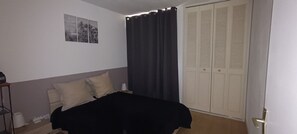 Tabla de planchar con plancha, internet y ropa de cama 