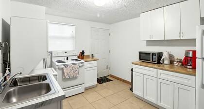 Charming 1-bedroom condo in cool Crystal River with AC