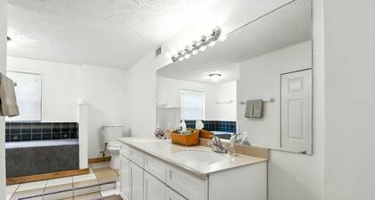 Charming 1-bedroom condo in cool Crystal River with AC
