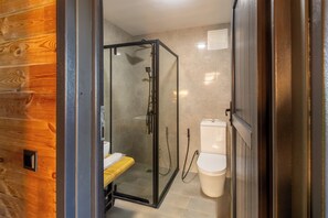 Bungalow Deluxe, vue montagne | Salle de bain | Articles de toilette gratuits, sèche-cheveux, chaussons, savon