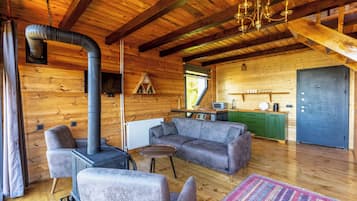 Deluxe Bungalow, Mountain View | Living area