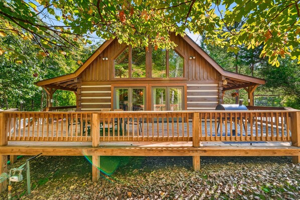 Terrace/patio - Log Cabin Luxury Near IU & Lake Monroe (Bloomington)
