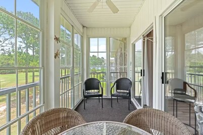 Sandy Knees Retreat - Steps to Golf, Minutes to Sunset Beach