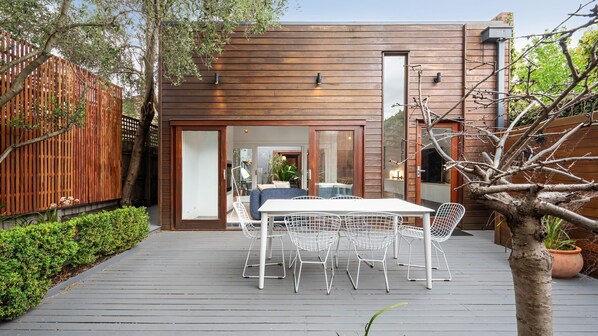 تناول الطعام بالخارج