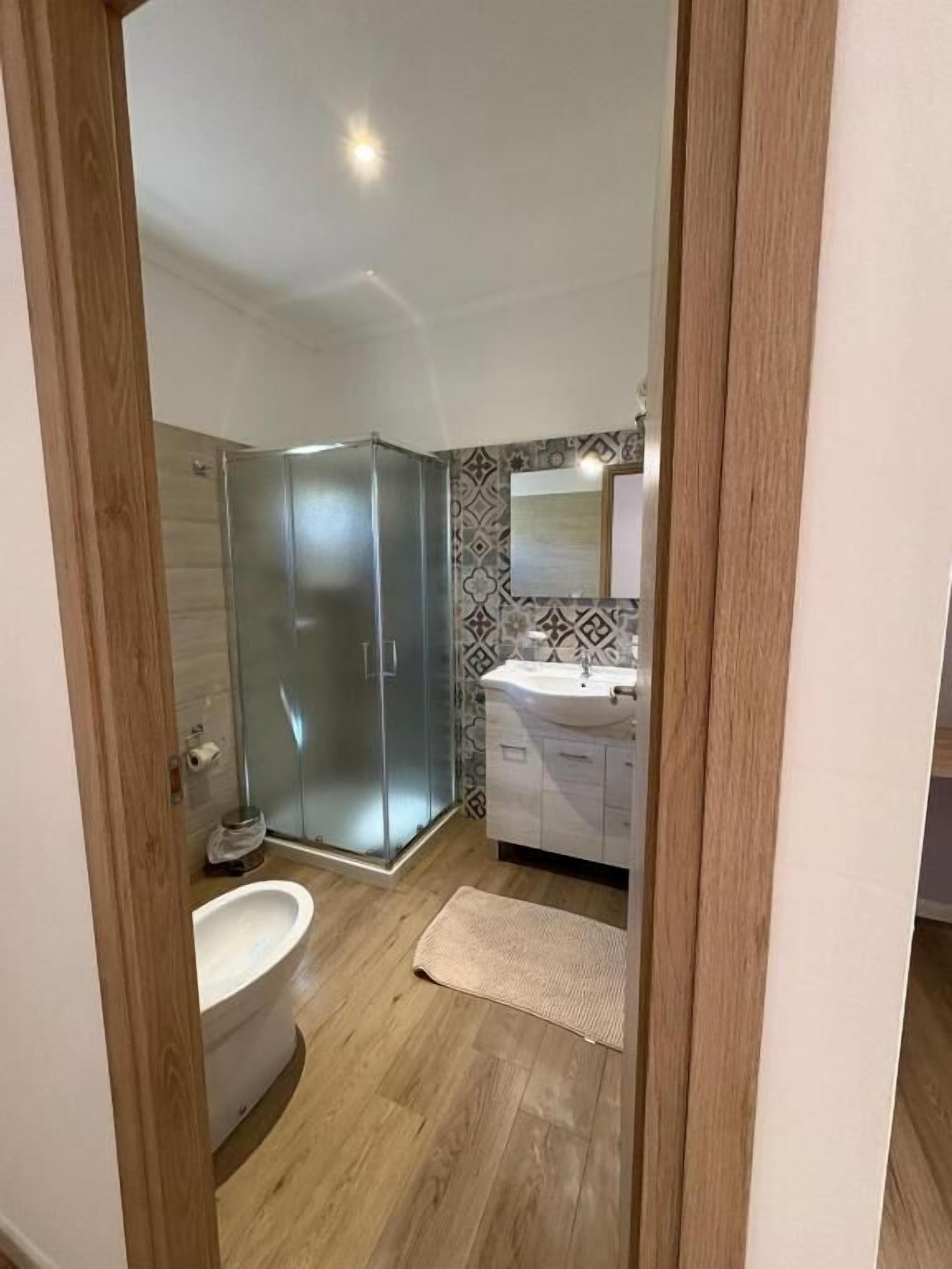 Junior-Zimmer, Terrasse, Blick auf den Innenhof | Badezimmer | Haartrockner, Handtücher, Seife, Shampoo