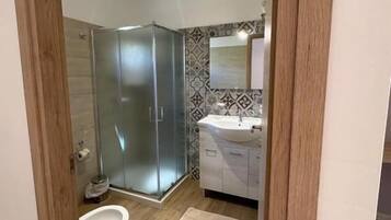 Junior-Zimmer, Terrasse, Blick auf den Innenhof | Badezimmer | Haartrockner, Handtücher, Seife, Shampoo