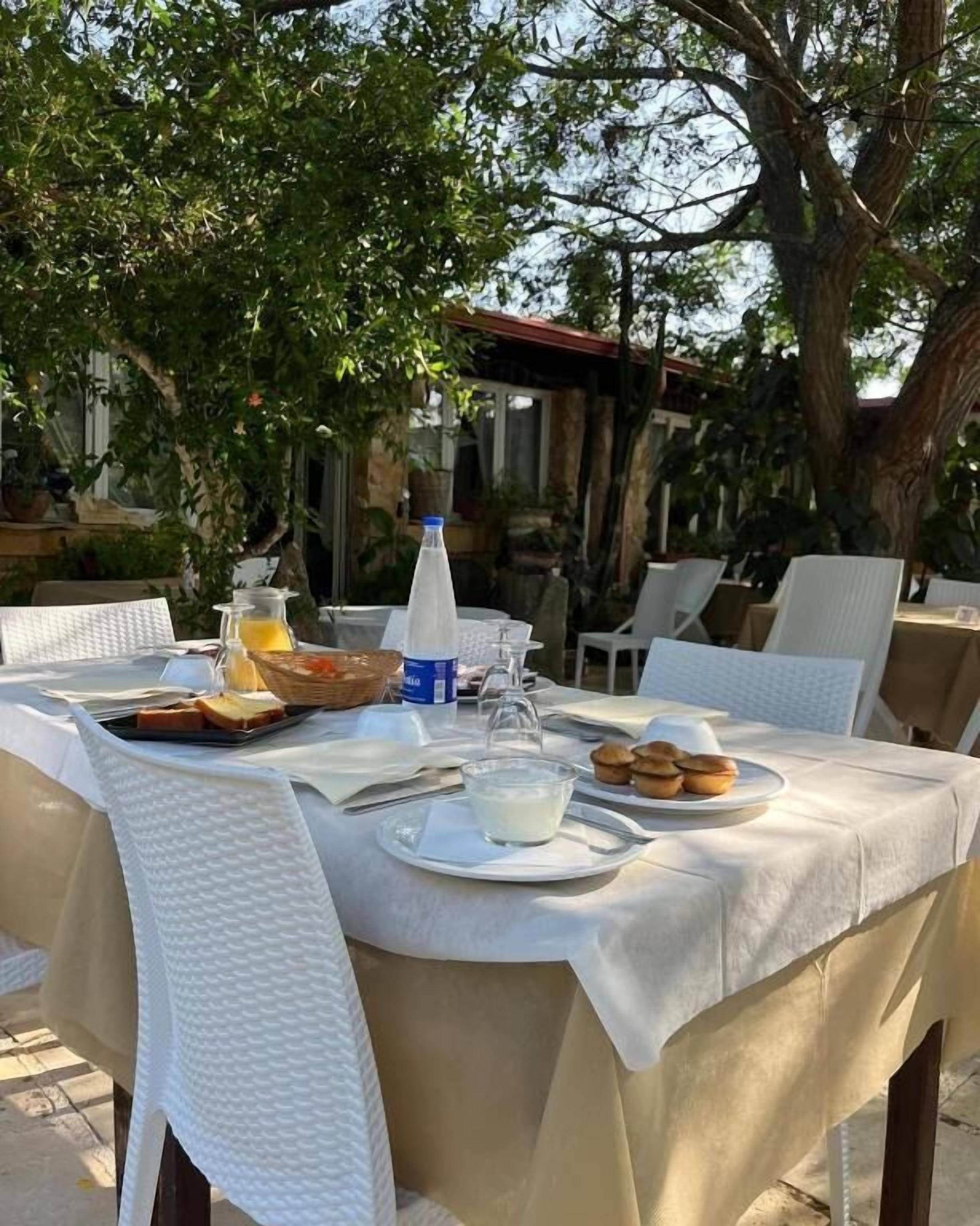 Junior-Zimmer, Terrasse, Blick auf den Innenhof | Speisen im Freien