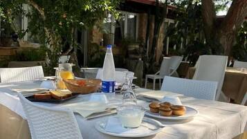 Junior-Zimmer, Terrasse, Blick auf den Innenhof | Speisen im Freien