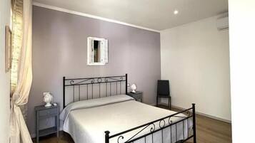 Junior-Zimmer, Terrasse, Blick auf den Innenhof | Zimmersafe, Verdunkelungsvorhänge, schallisolierte Zimmer