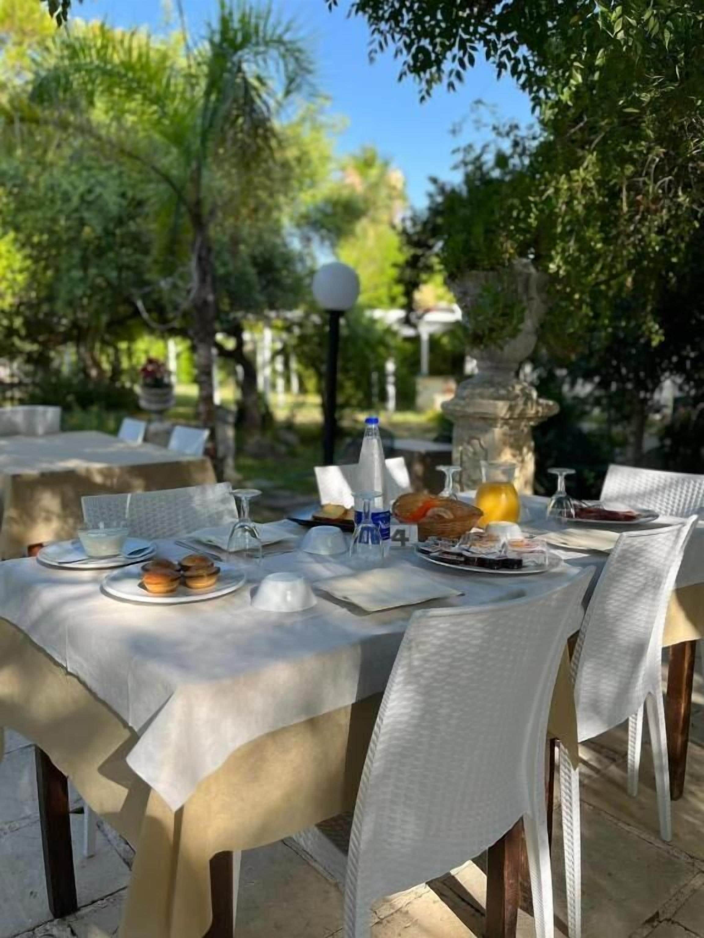 Habitación junior, patio, vistas al patio | Restaurante al aire libre